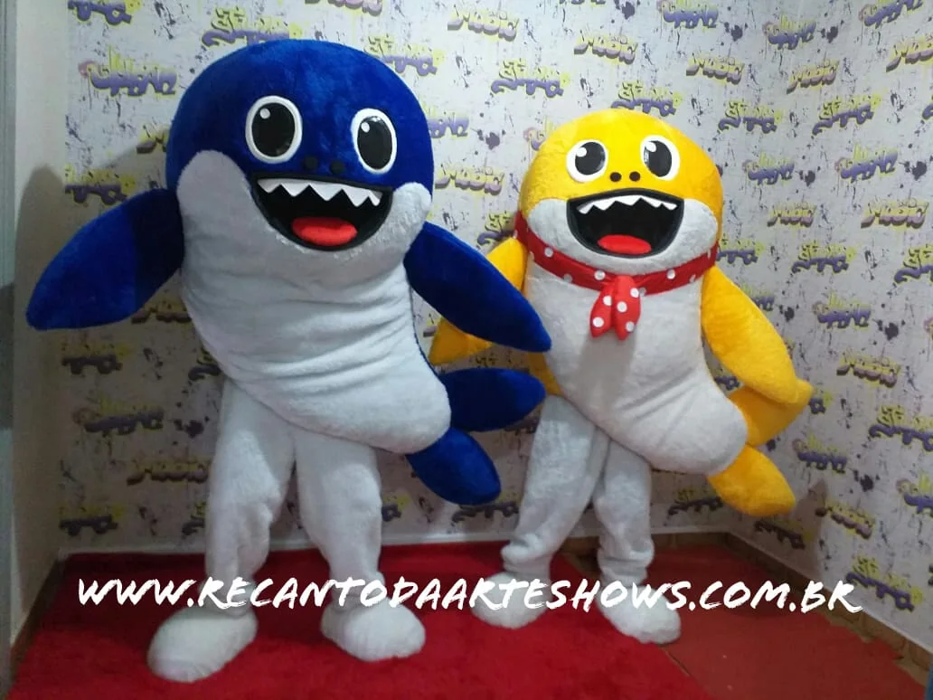 Personagens de Baby Shark em evento infantil