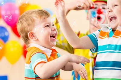 Crianças sorrindo durante uma festa infantil