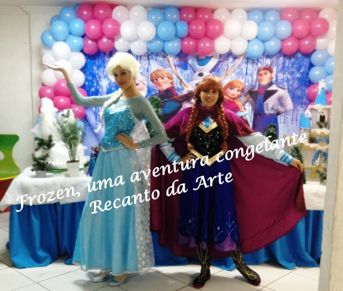 Personagens inspiradas em Frozen em festa infantil