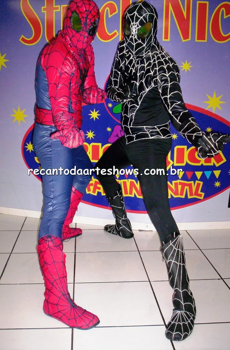Personagens inspirados no Homem-Aranha em evento