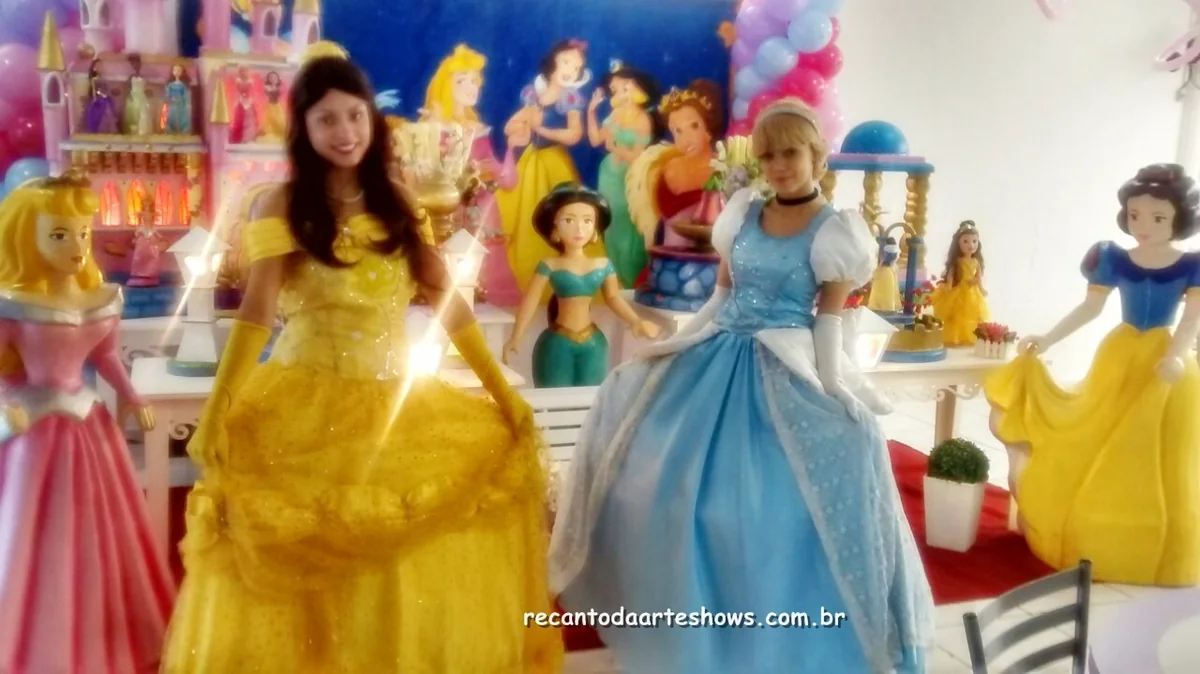 Personagens de princesas em festa temática